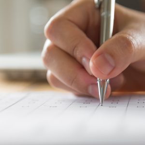 escrita-da-mao-em-um-papel-com-uma-caneta-1