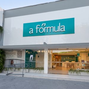 Natal - fachada da loja com os proprietários